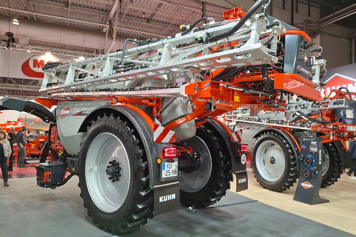 Sui modelli KUHN Karan il sistema HMatic garantisce il sollevamento automatico della barra a fine campo